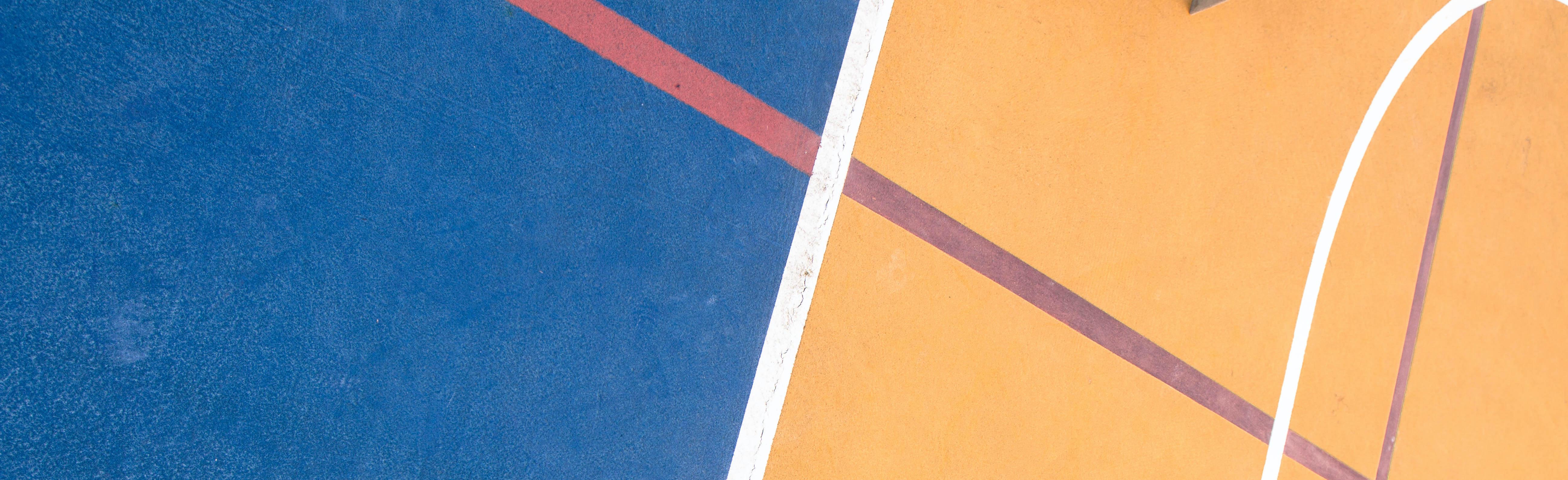 Schülerinnen am Klavier