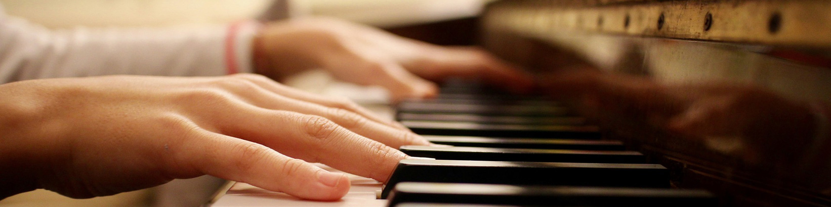 Sch&uuml;lerinnen am Klavier