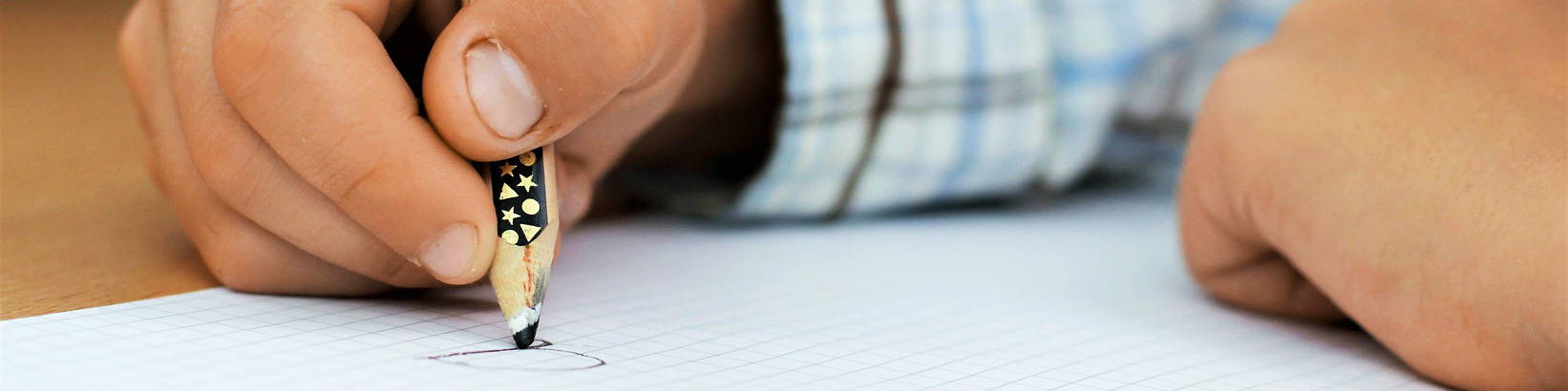 Hand von schreibendem Kind - Grundwortschatz NRW