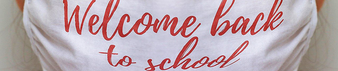 Kinder sitzen mit Abstand