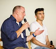 Lehrer und Schüler in der Talkrunde