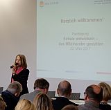  Eröffnung der Tagung durch die Moderatorin Gisela Steinhauer im Plenum.